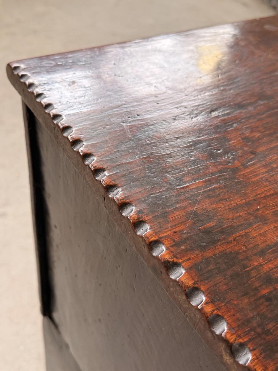 ‘Six plank chest’ 17e eeuw, Verenigd Koninkrijk. 