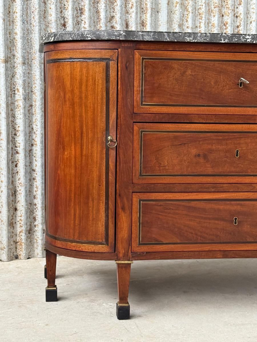 Een Frans dressoir gemaakt in de late 18e eeuw van eikenhout met mahonie, ebben en messing ingelegd. 