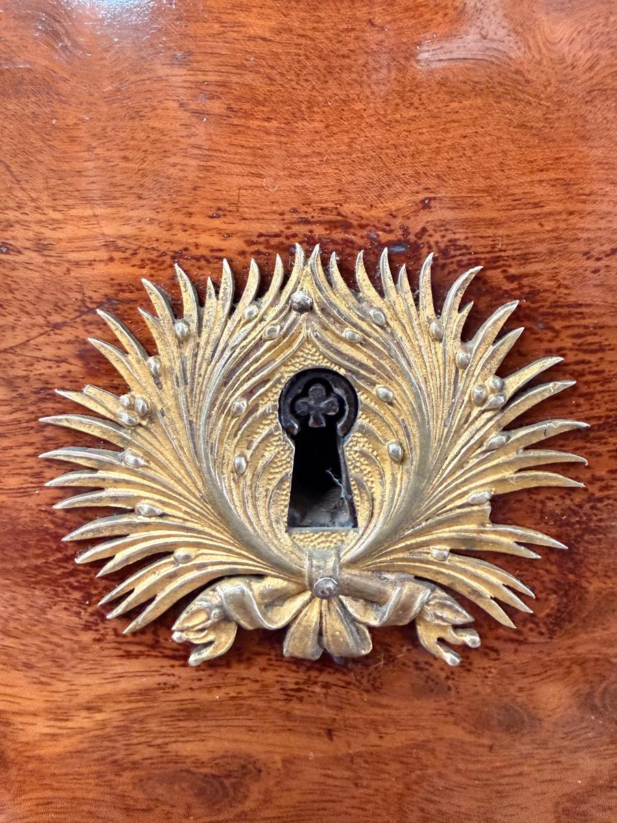 Epoque empire mahonie commode. 