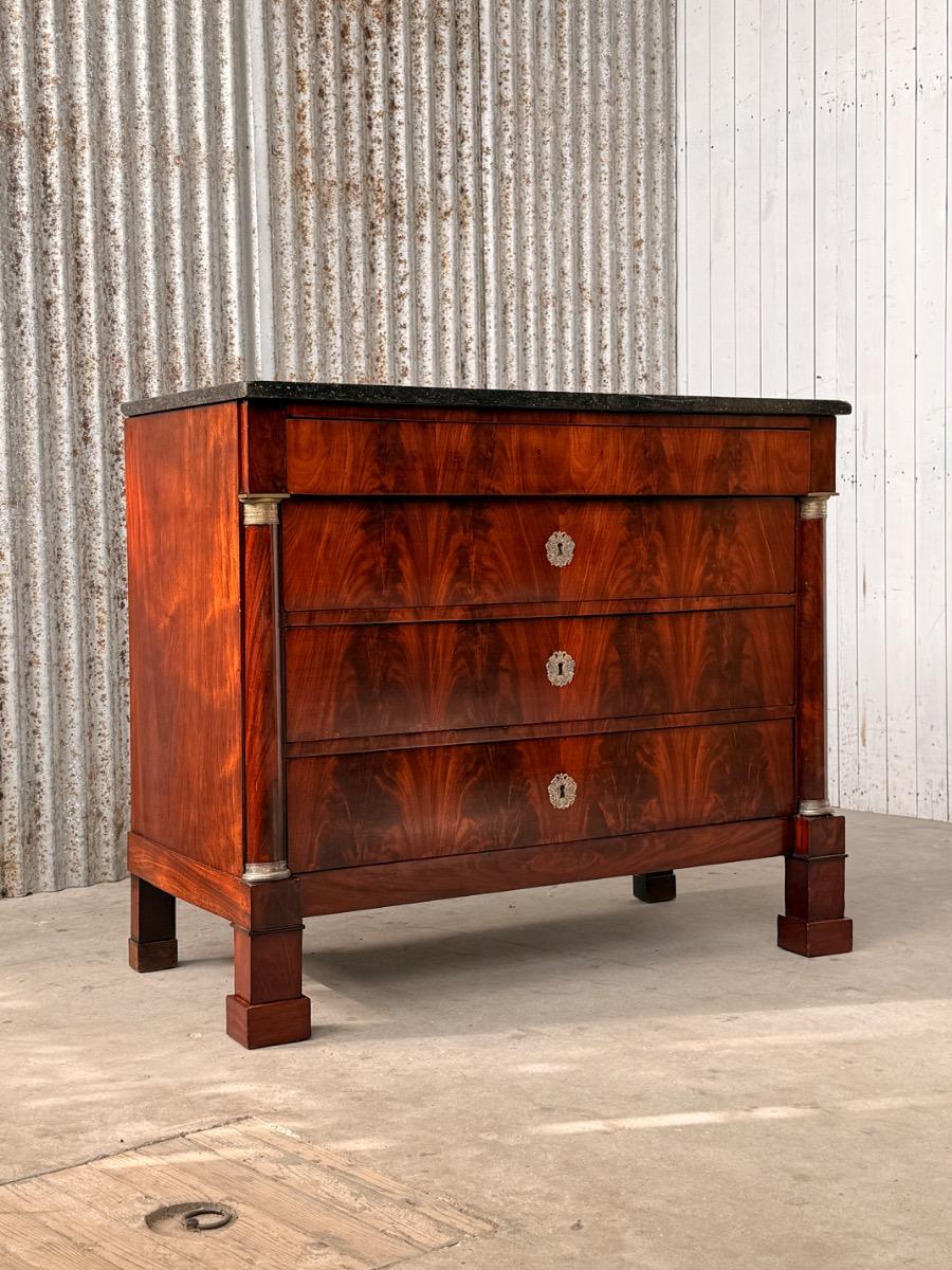 Franse empire commode, met fraai over alle laden doorlopend bloem mahonie, Arduin hardstenen blad.