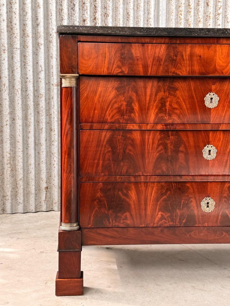 Franse empire commode, met fraai over alle laden doorlopend bloem mahonie, Arduin hardstenen blad.