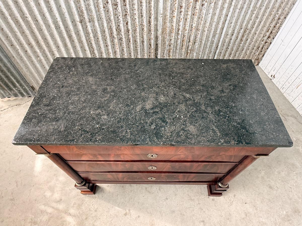 Franse empire commode, met fraai over alle laden doorlopend bloem mahonie, Arduin hardstenen blad.