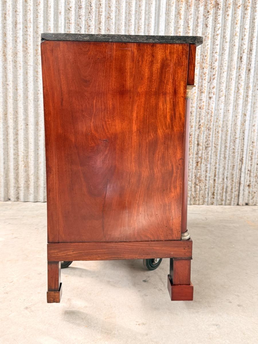 Franse empire commode, met fraai over alle laden doorlopend bloem mahonie, Arduin hardstenen blad.