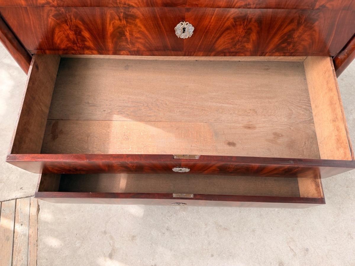 Franse empire commode, met fraai over alle laden doorlopend bloem mahonie, Arduin hardstenen blad.