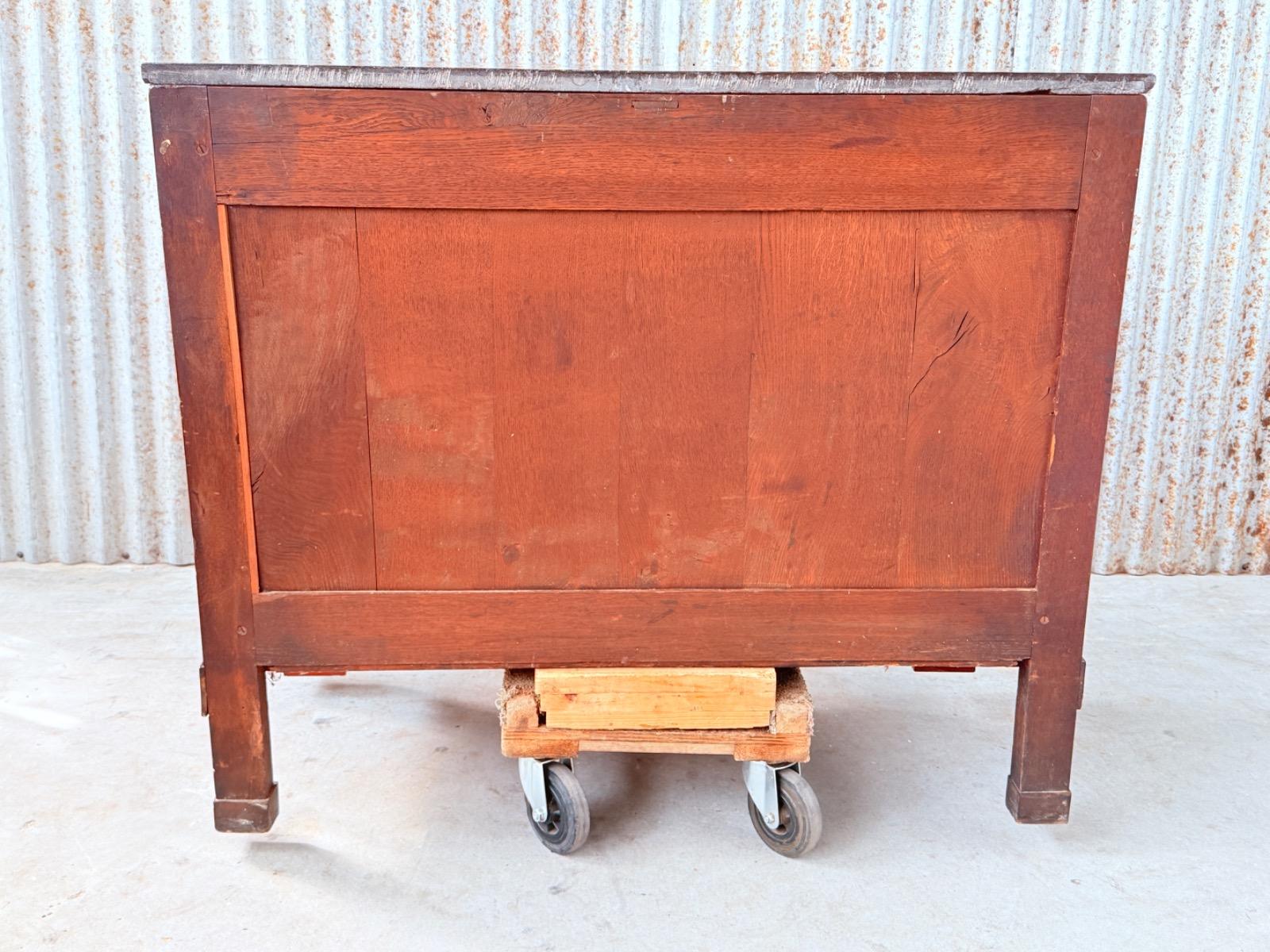 Franse empire commode, met fraai over alle laden doorlopend bloem mahonie, Arduin hardstenen blad.
