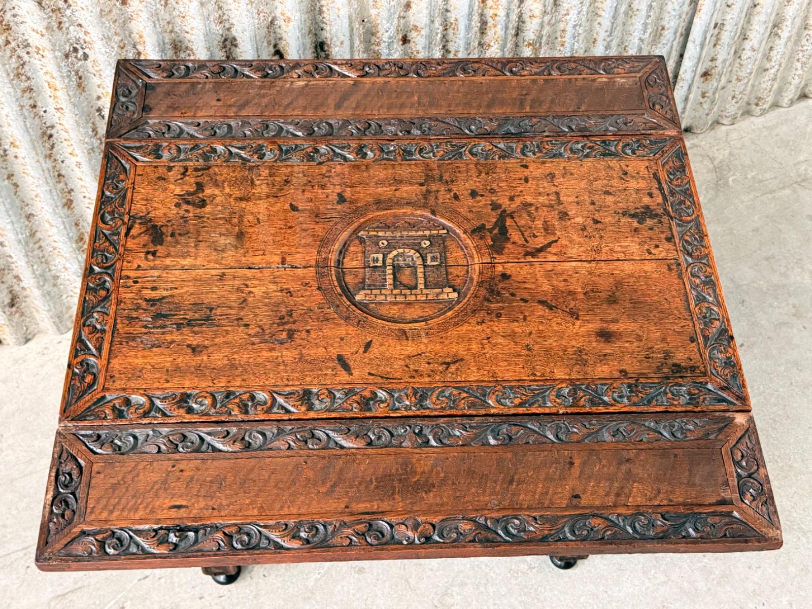 Hollandse flespoot tafel met uittrek bladen. 