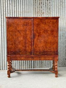 Hollands barok kabinet, noten en olijf gefineerd.