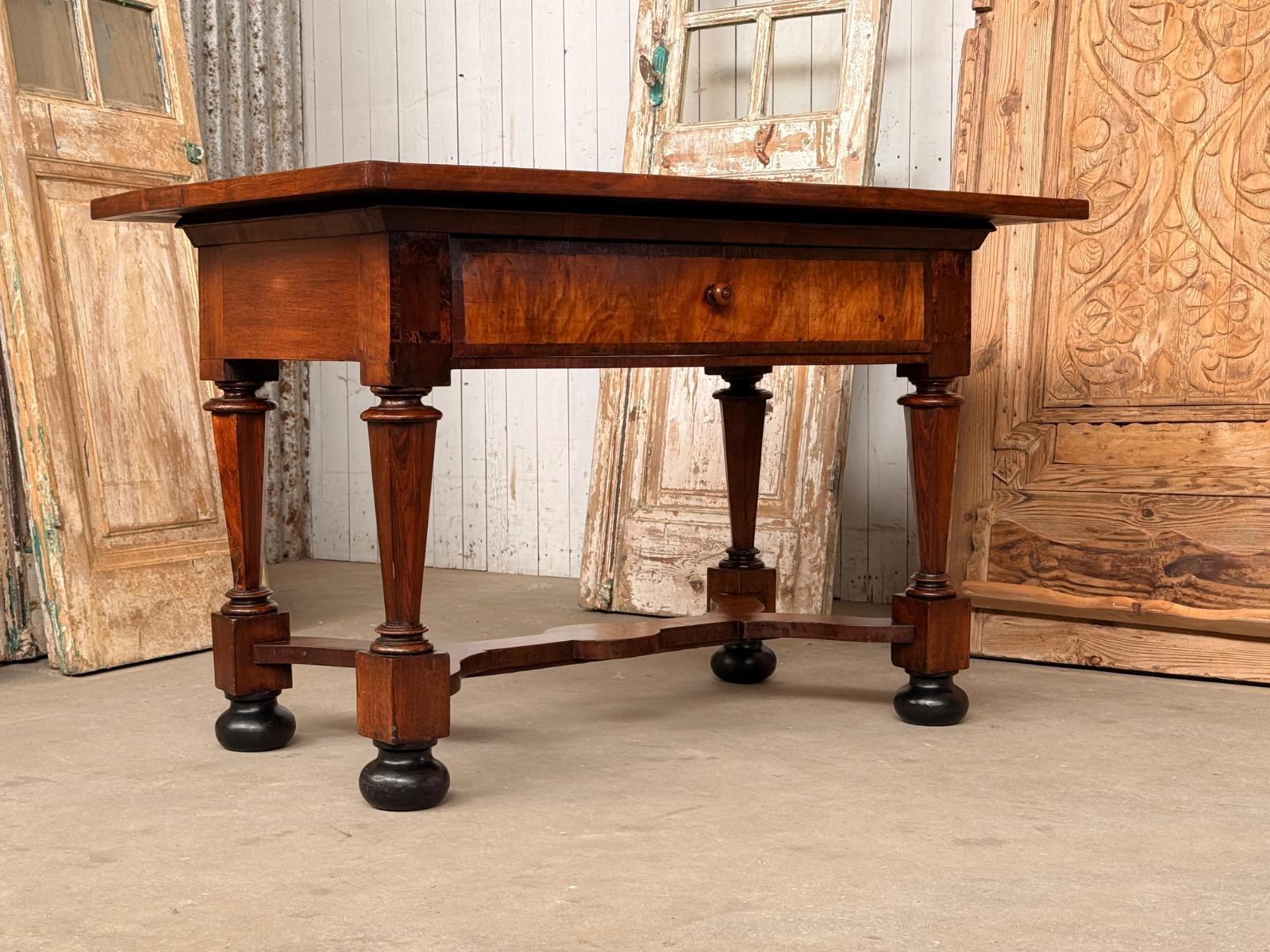 Kruispoottafel, kruisvoettafel, Nederland noten, Ca. 1775-1795