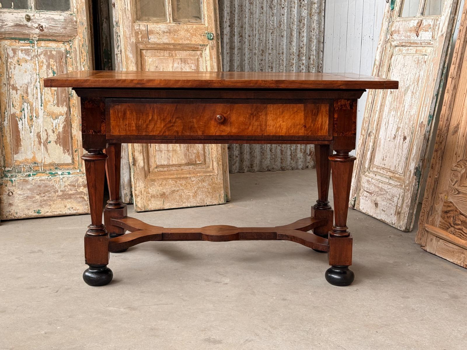 Kruispoottafel, kruisvoettafel, Nederland noten, Ca. 1775-1795