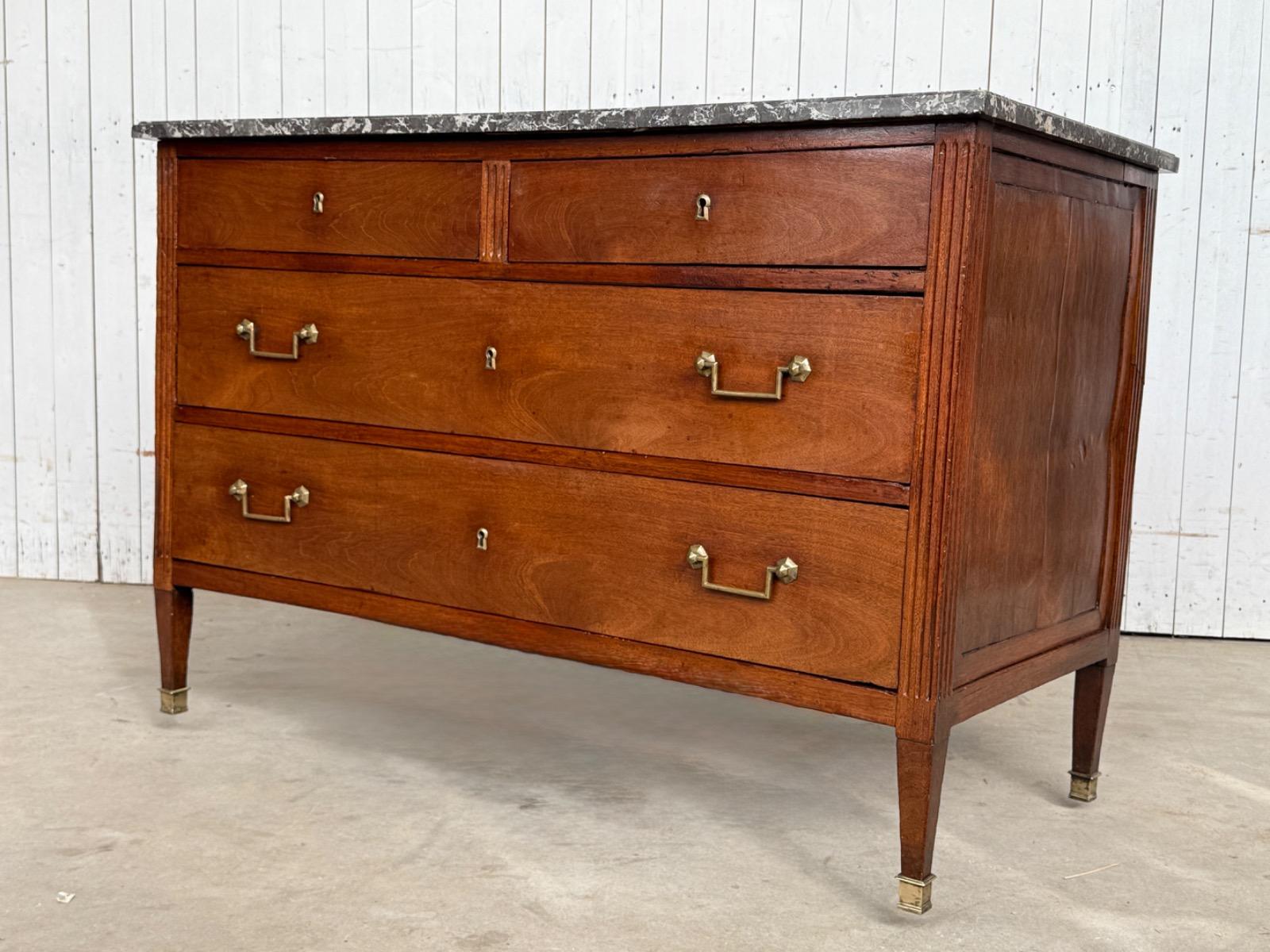 Louis XVI / Directoire noten 2 over 2 commode, ladekast. messing beslag 