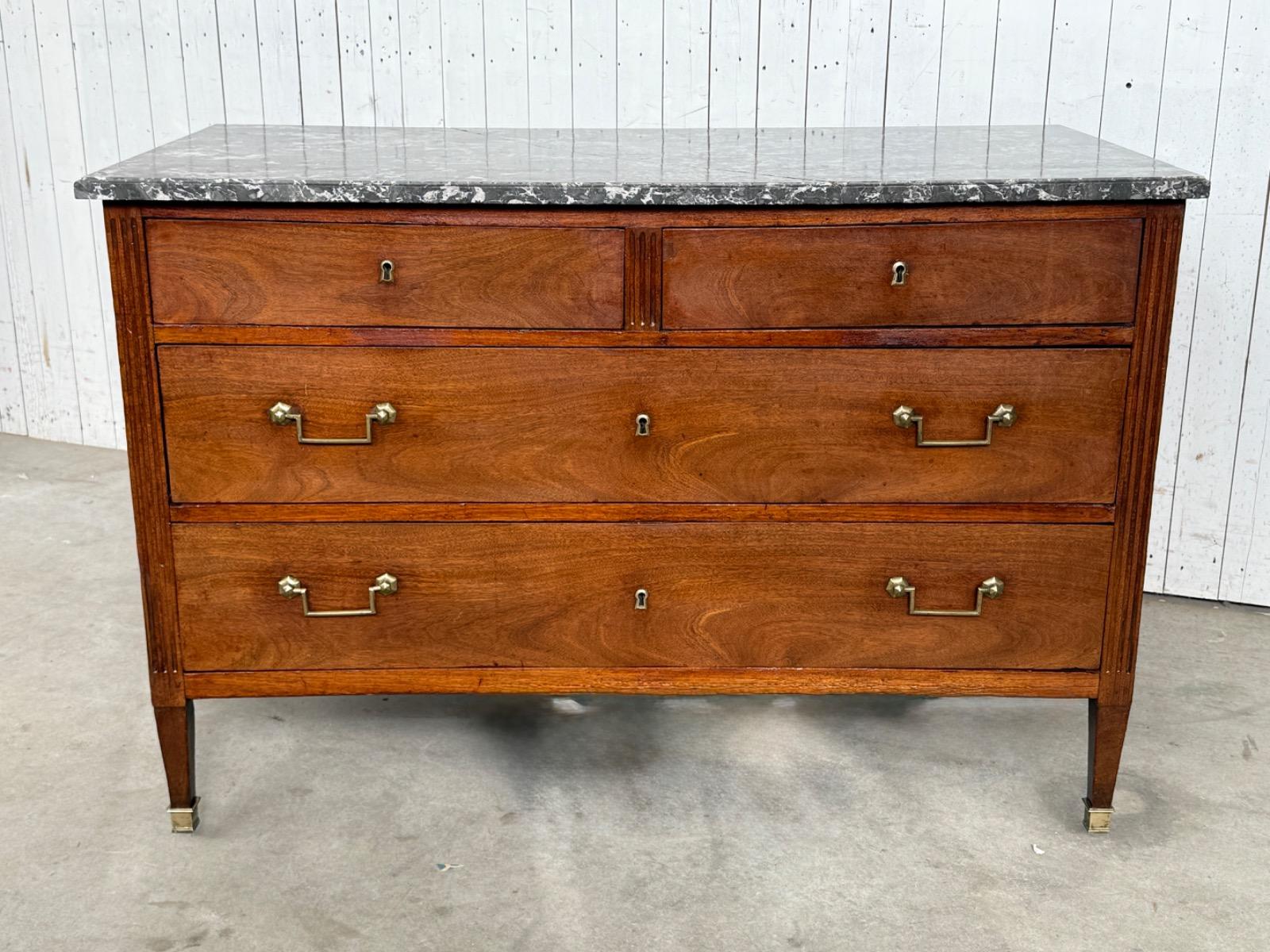 Louis XVI / Directoire noten 2 over 2 commode, ladekast. messing beslag 