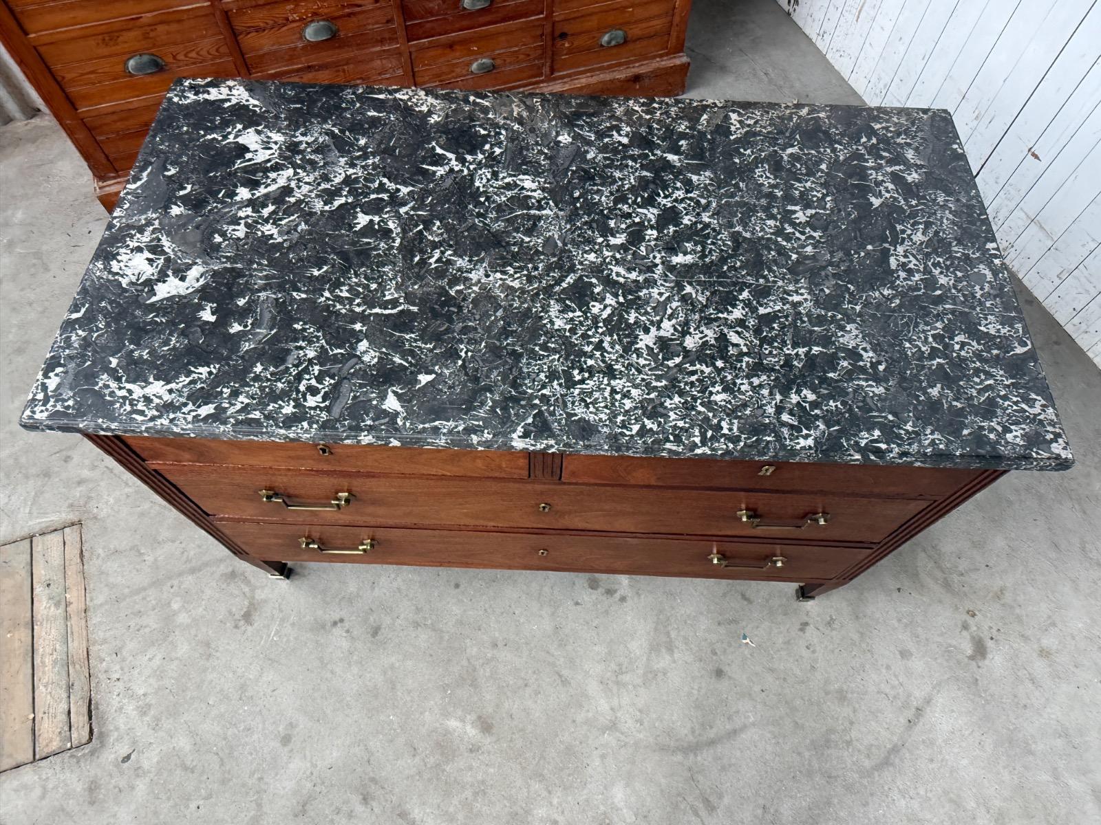 Louis XVI / Directoire noten 2 over 2 commode, ladekast. messing beslag 