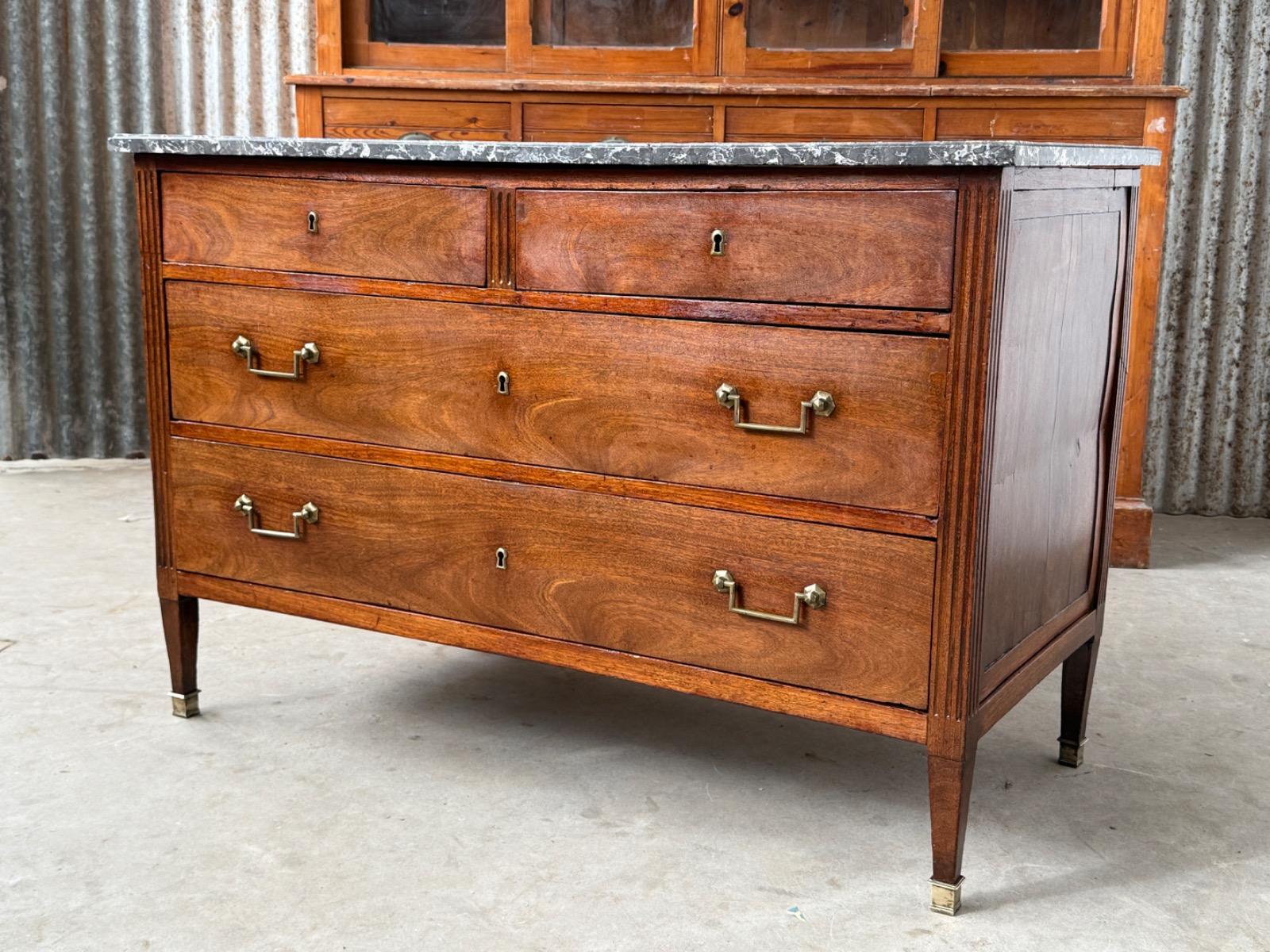 Louis XVI / Directoire noten 2 over 2 commode, ladekast. messing beslag 