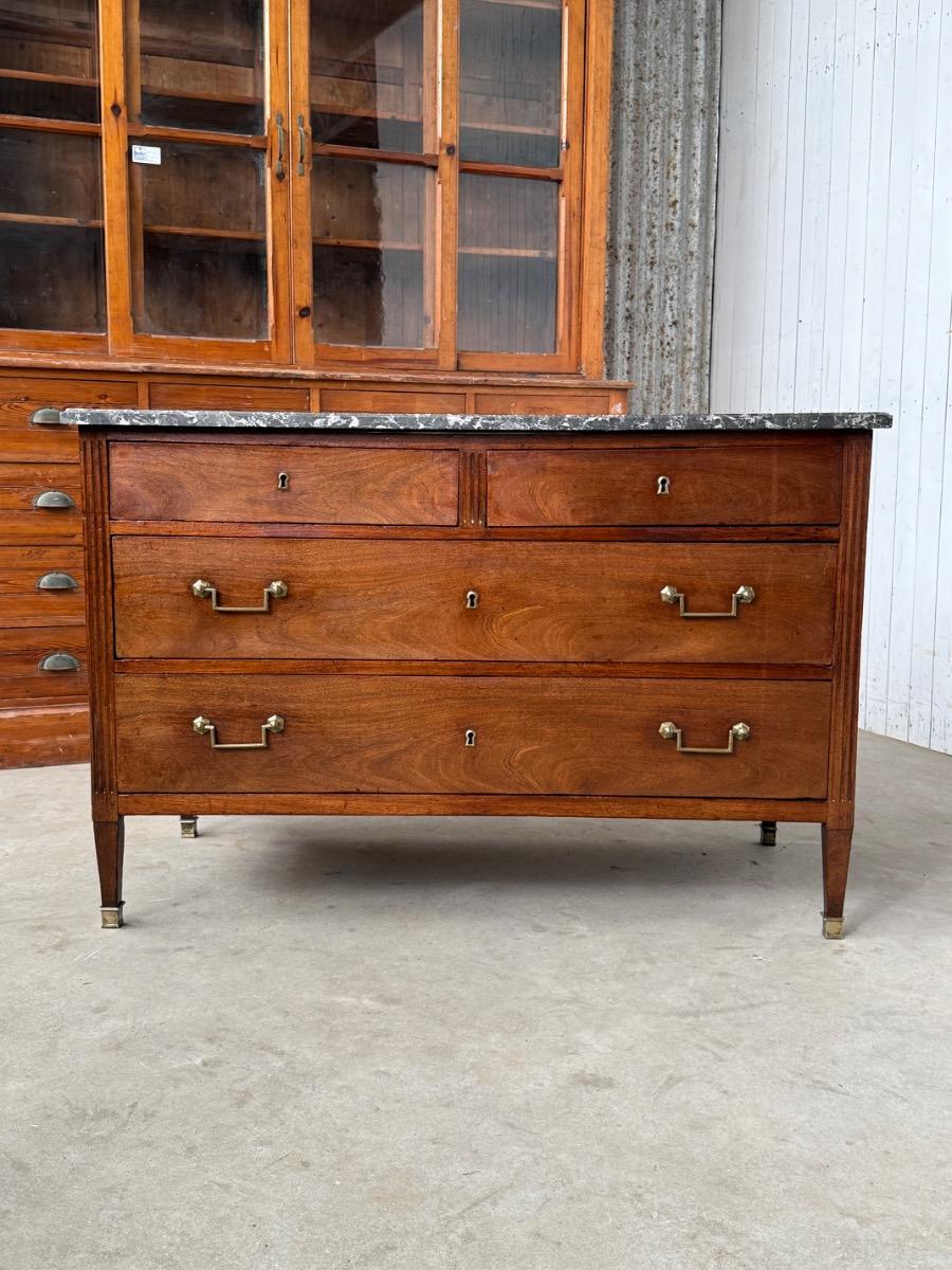 Louis XVI / Directoire noten 2 over 2 commode, ladekast. messing beslag 