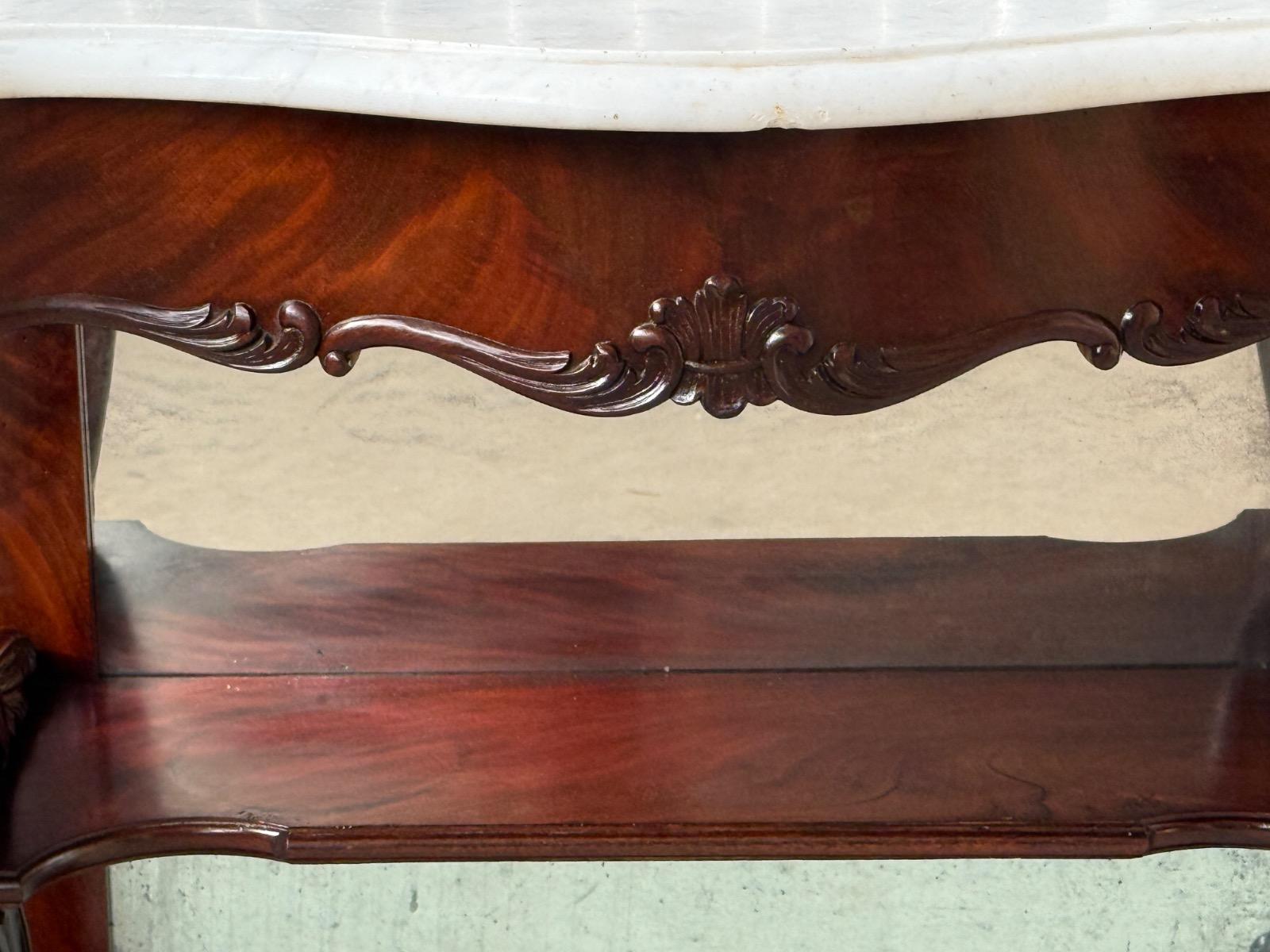 Mahonie consoletafel, trumeau met Bianca Carrara marmer en twee spiegels.
