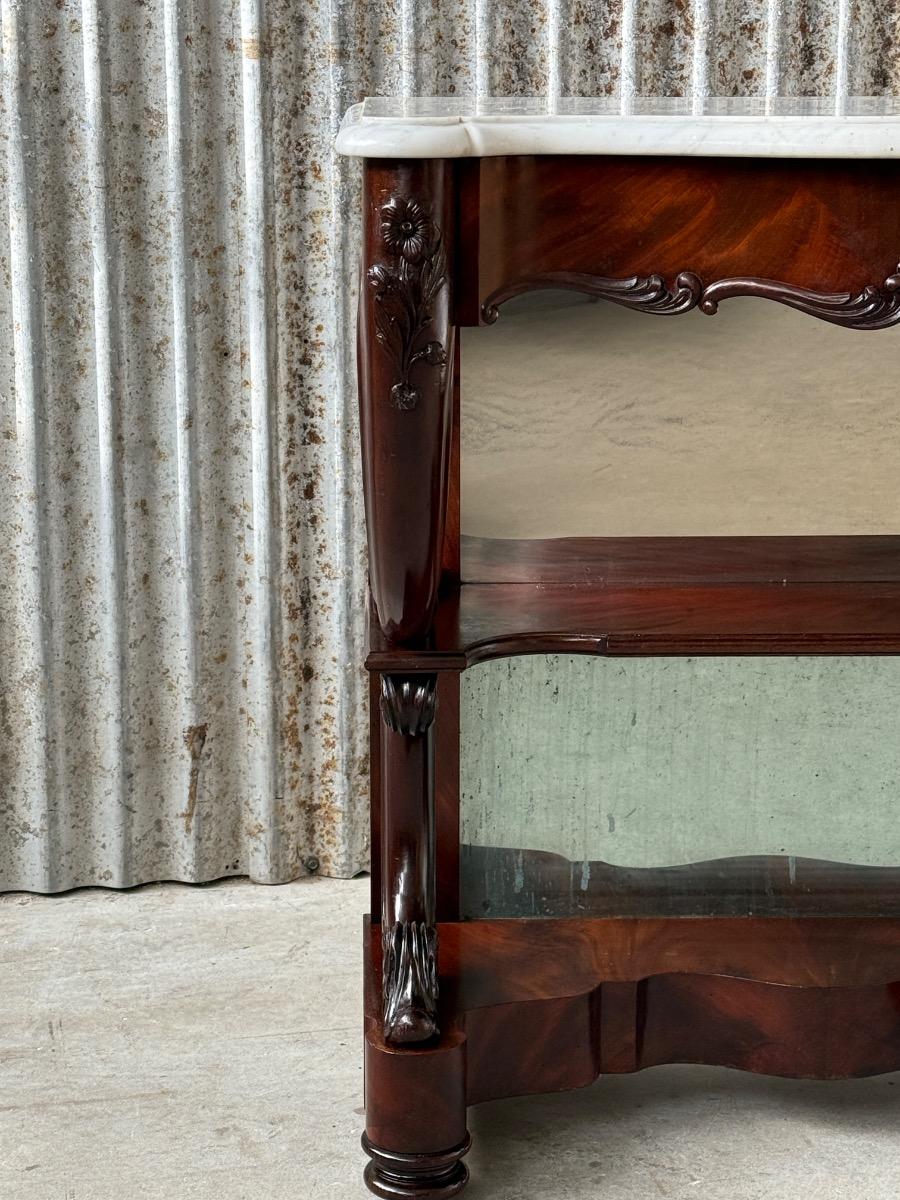 Mahonie consoletafel, trumeau met Bianca Carrara marmer en twee spiegels.
