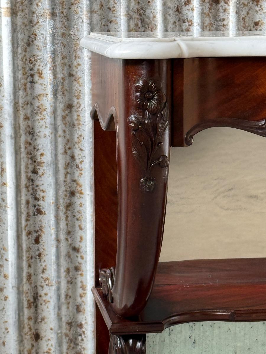 Mahonie consoletafel, trumeau met Bianca Carrara marmer en twee spiegels.