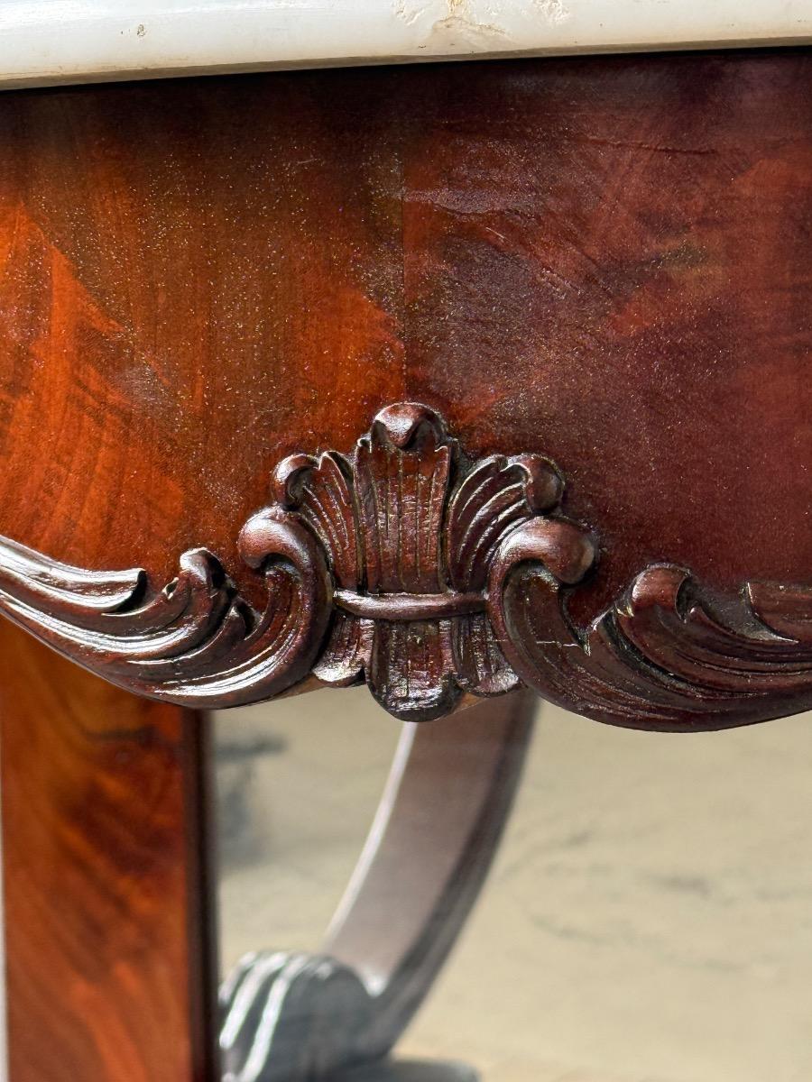 Mahonie consoletafel, trumeau met Bianca Carrara marmer en twee spiegels.