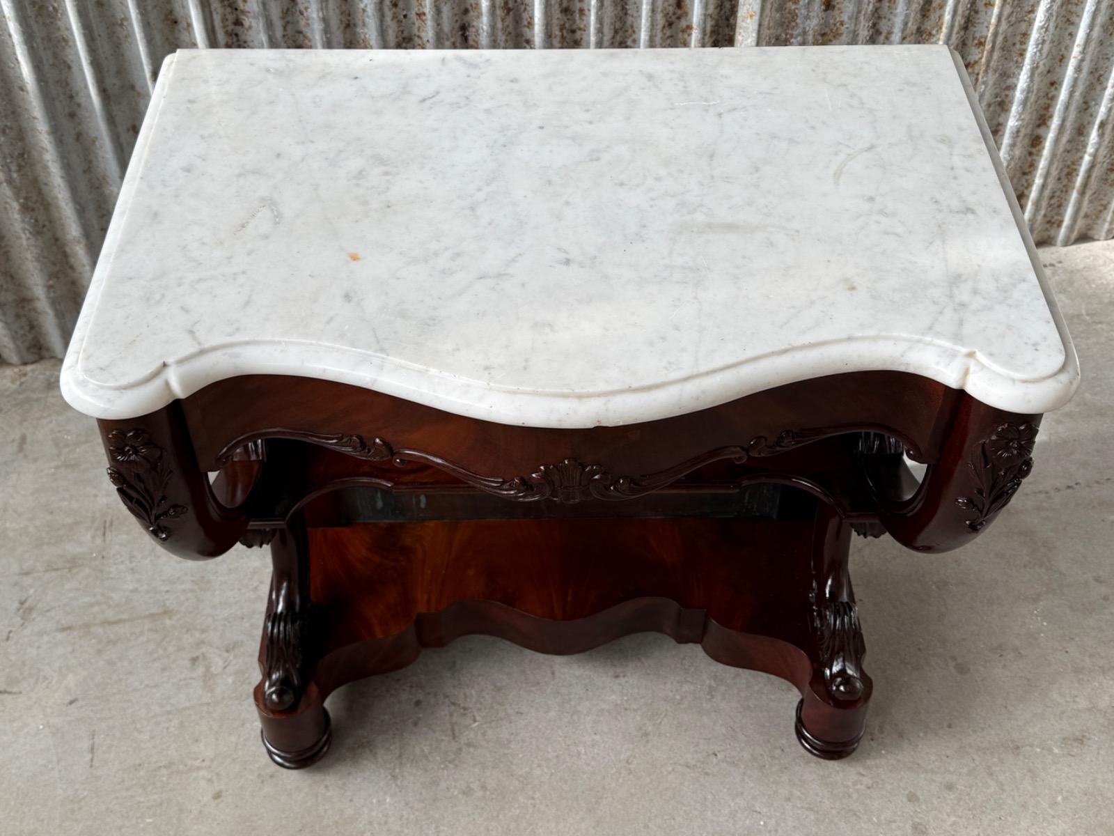 Mahonie consoletafel, trumeau met Bianca Carrara marmer en twee spiegels.