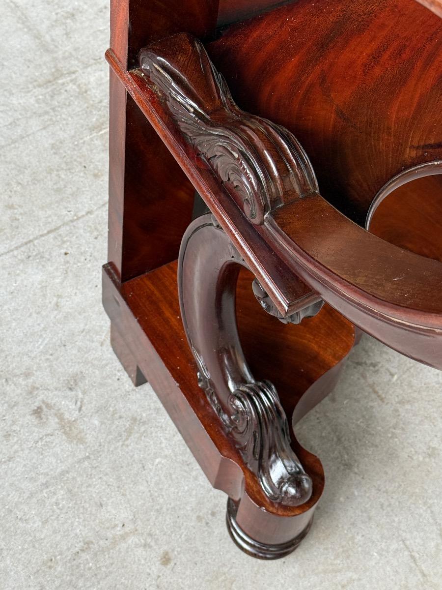 Mahonie consoletafel, trumeau met Bianca Carrara marmer en twee spiegels.
