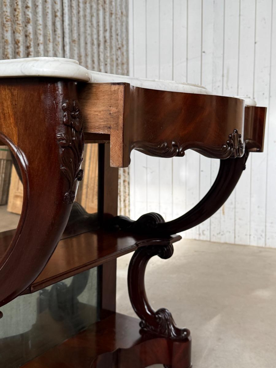 Mahonie consoletafel, trumeau met Bianca Carrara marmer en twee spiegels.
