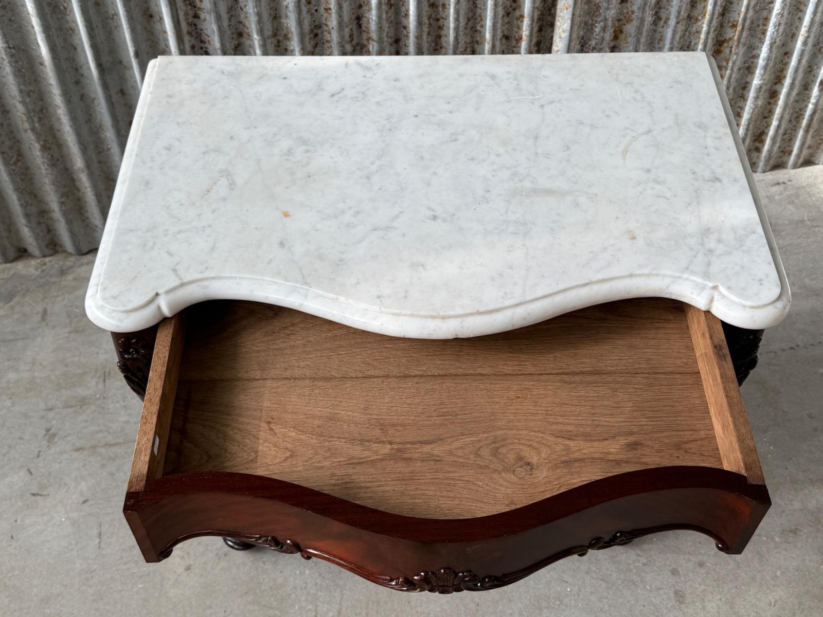 Mahonie consoletafel, trumeau met Bianca Carrara marmer en twee spiegels.