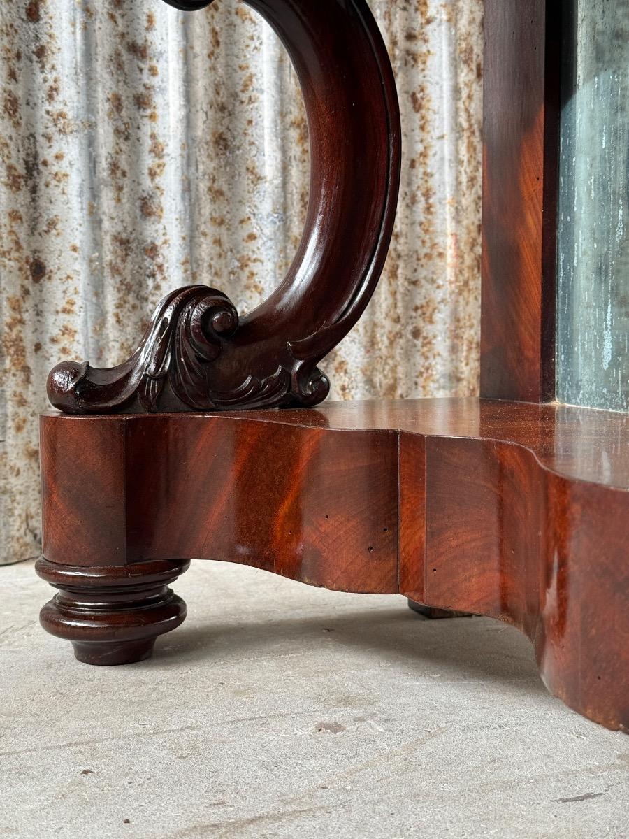 Mahonie consoletafel, trumeau met Bianca Carrara marmer en twee spiegels.