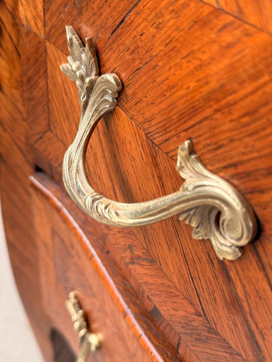 Noten gefineerd Louis XV commode