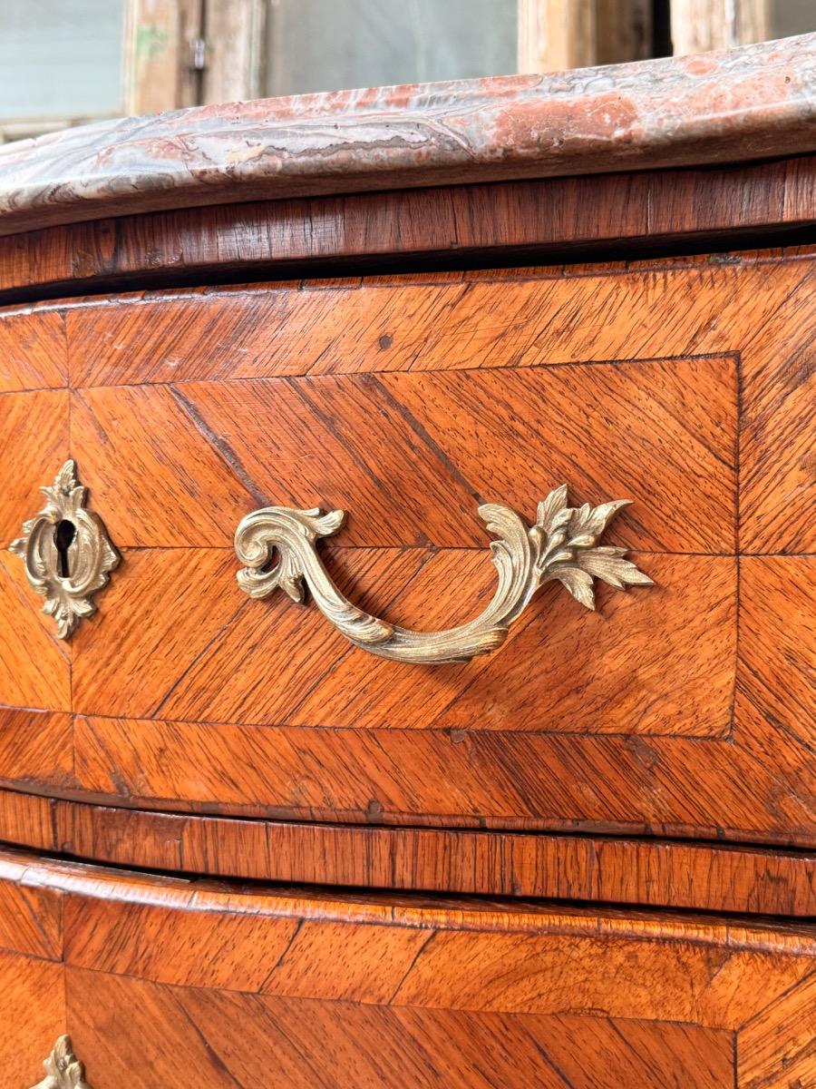 Noten gefineerd Louis XV commode