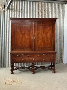 Notenhouten kruisvoet kabinet vroeg 18e eeuw, Ca 1690 - 1740