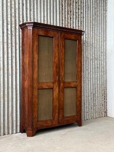 Zeer fraai  mahonie houten boeken of vitrine kast met hand gemaakt messing draad gaas / goudkleur gaas