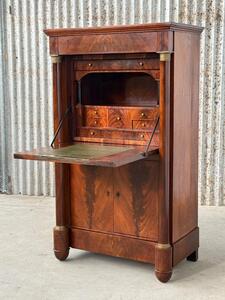 Zeer smalle empire klep secretaire, volle mahonie pilaar met viur vergulde messing kapitelen. 