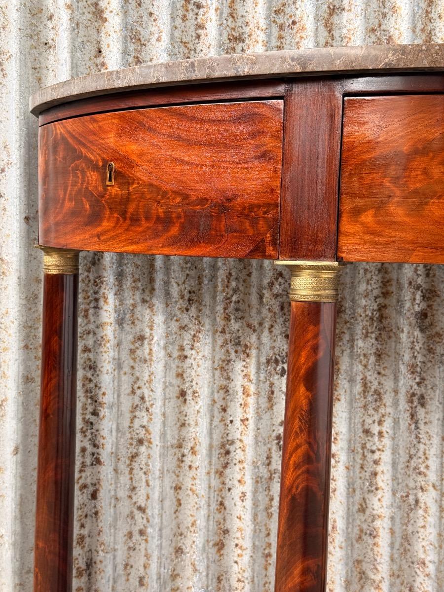 Zeer fraaie en kapitale demi-lune of half ronde wandtafel van formaat