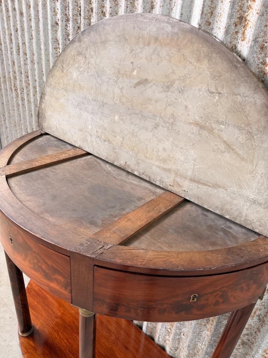 Zeer fraaie en kapitale demi-lune of half ronde wandtafel van formaat