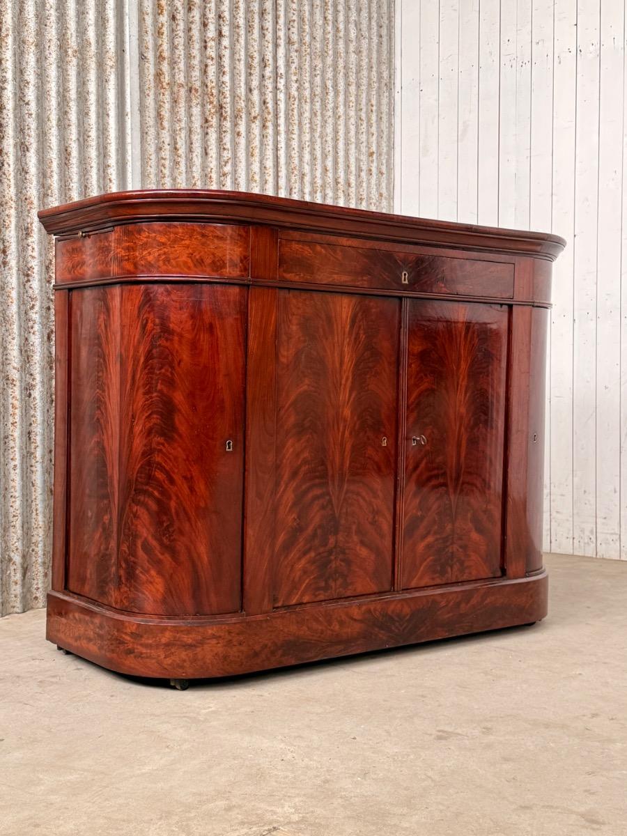 Zeer fraai mahonie buffet met 2 vlakke en 2 kwart ronde deurtjes en een lade.