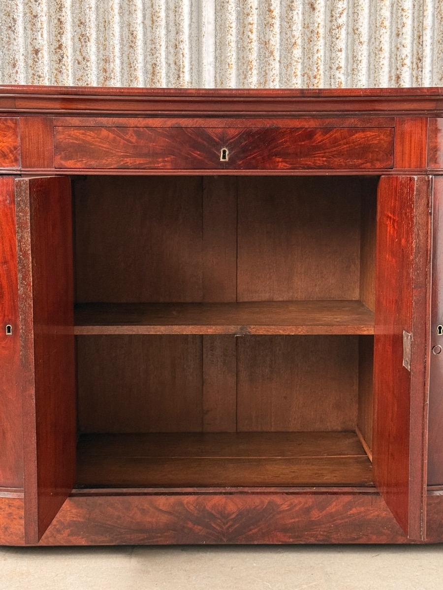 Zeer fraai mahonie buffet met 2 vlakke en 2 kwart ronde deurtjes en een lade.