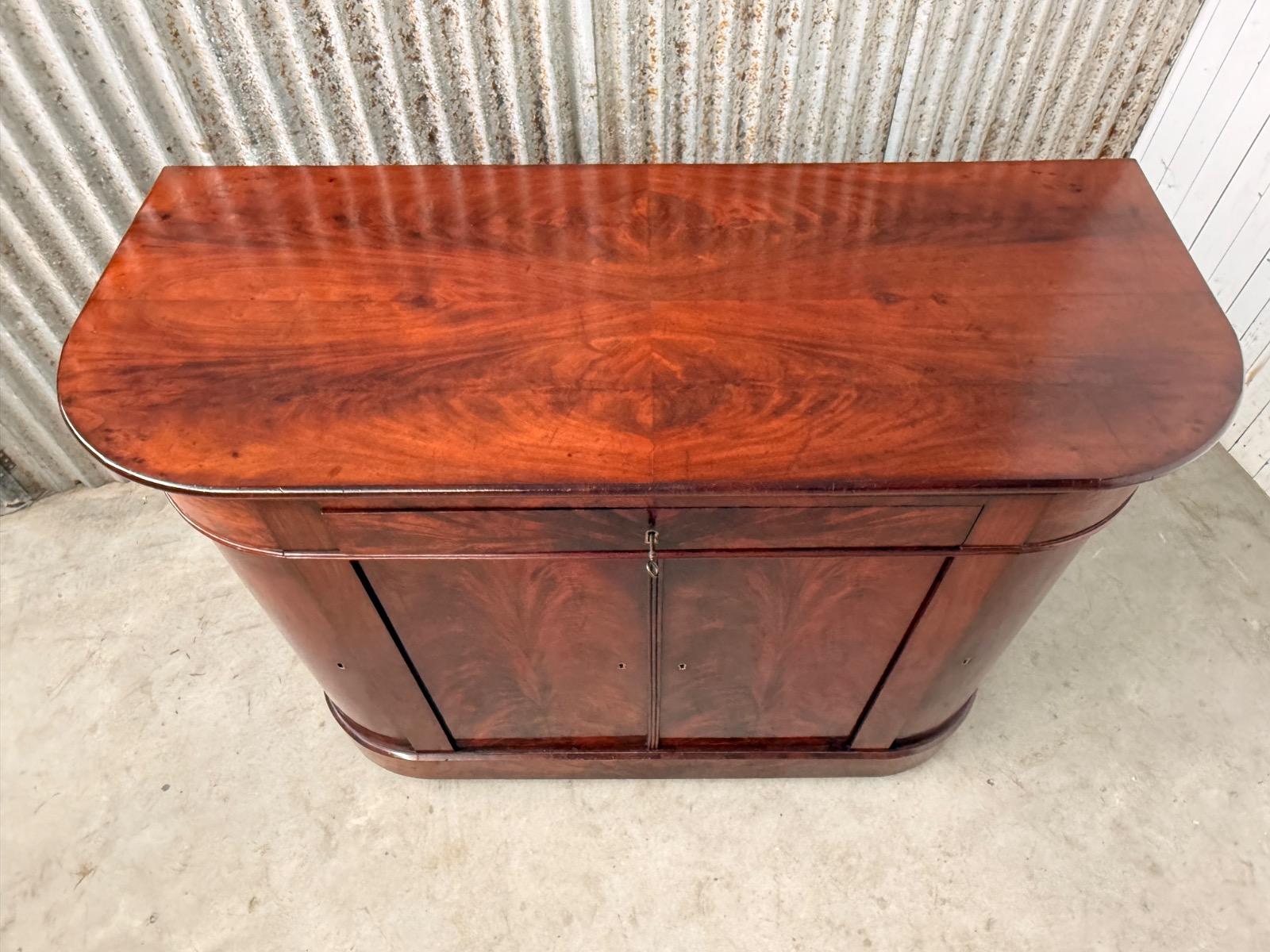 Zeer fraai mahonie buffet met 2 vlakke en 2 kwart ronde deurtjes en een lade.