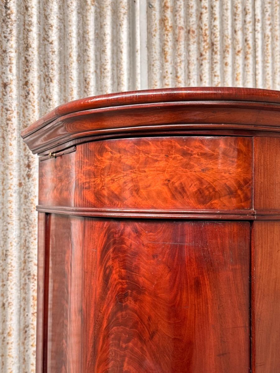 Zeer fraai mahonie buffet met 2 vlakke en 2 kwart ronde deurtjes en een lade.