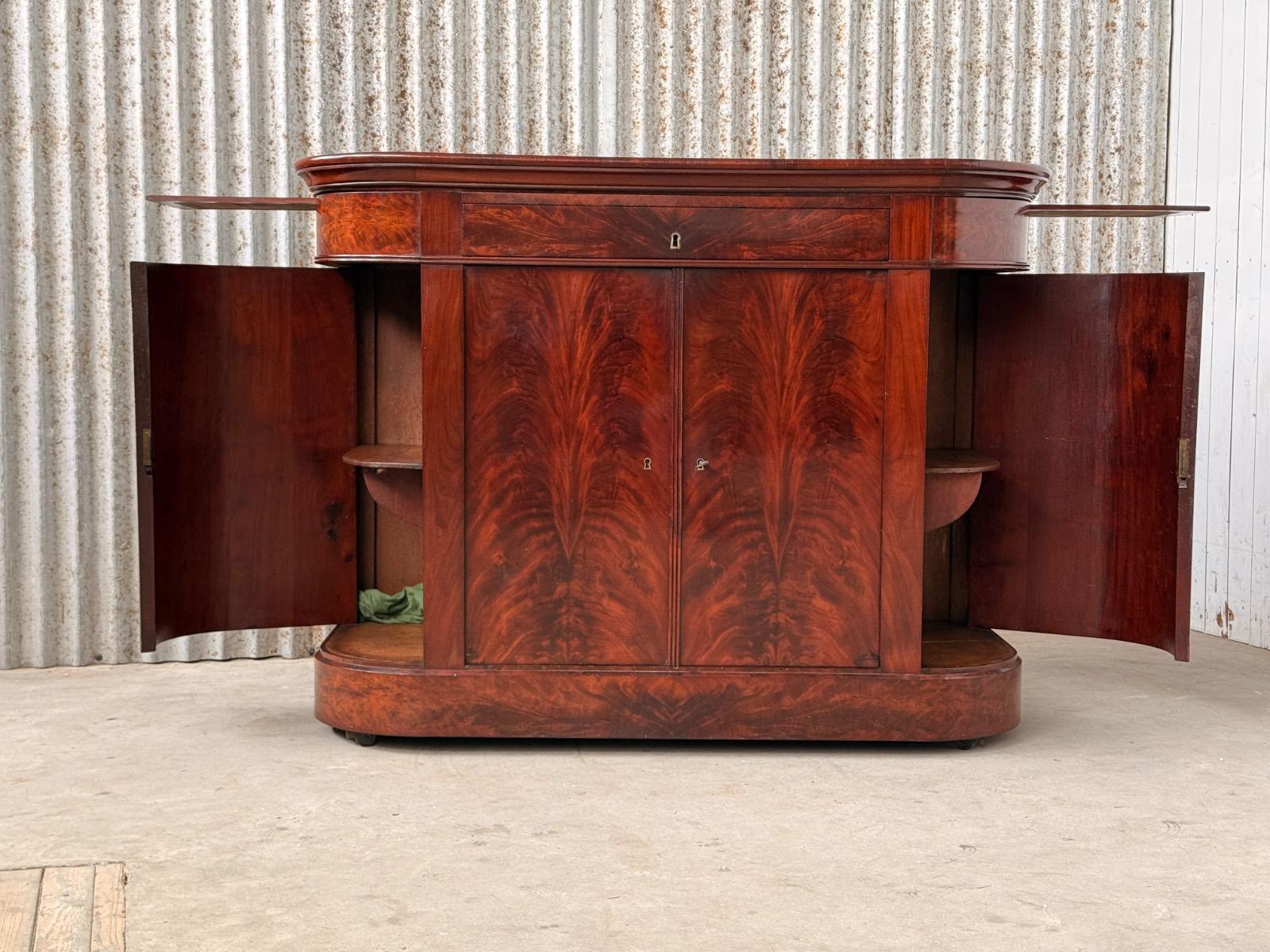 Zeer fraai mahonie buffet met 2 vlakke en 2 kwart ronde deurtjes en een lade.