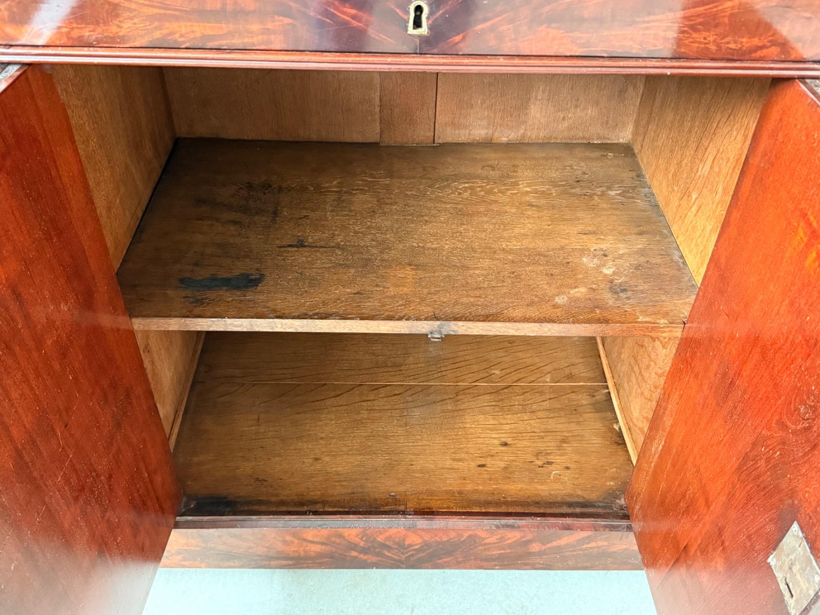 Zeer fraai mahonie buffet met 2 vlakke en 2 kwart ronde deurtjes en een lade.