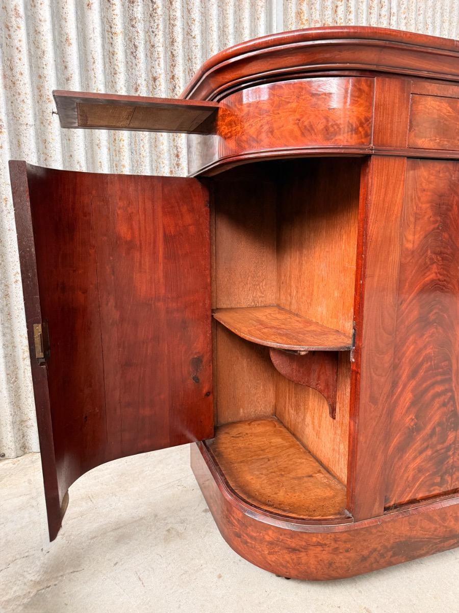 Zeer fraai mahonie buffet met 2 vlakke en 2 kwart ronde deurtjes en een lade.