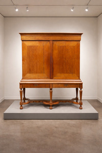 Zeeuws kruisvoetkabinet, blond noten gefineerd Ca. 1680-1740