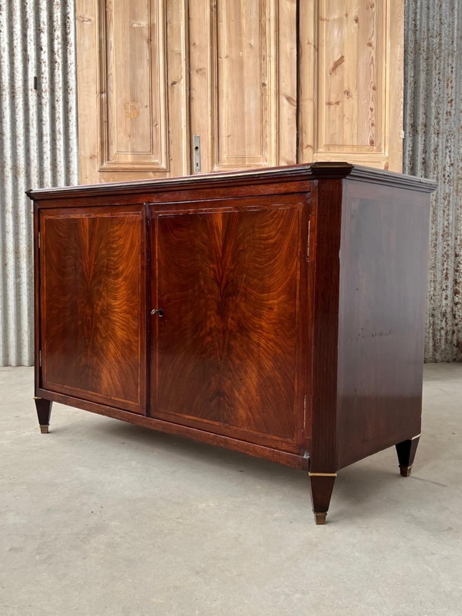 Grondwet Catastrofaal Hoogland Mahonie Louis XVI dressoir of buffet op tapse poot met messing lijstwerk. -  Dressoirs en Buffetten - Verkoop - Van Tol Antiek